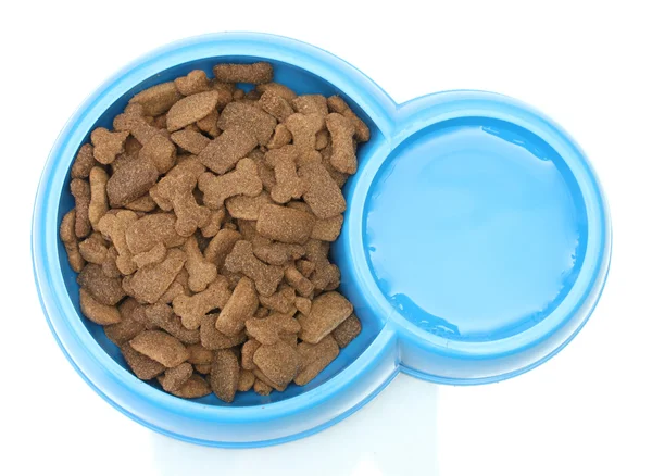 Сухой корм для собак и вода в голубой миске изолированы на белом — стоковое фото