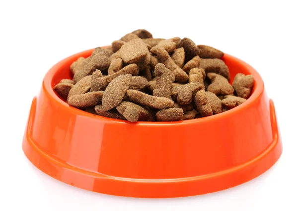 Torr hundfoder i orange skål isolerad på vit — Stockfoto