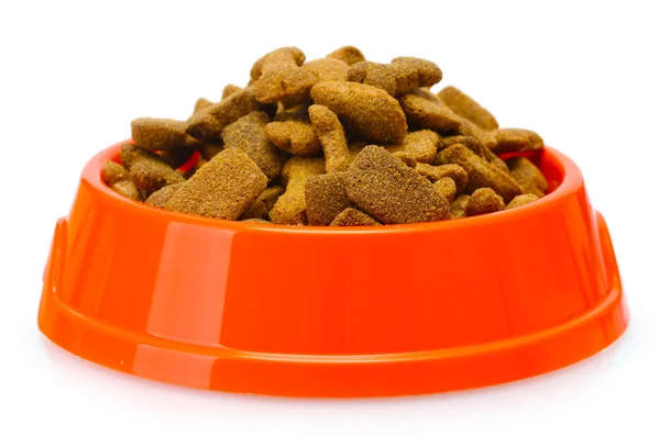 Trockenfutter für Hunde in orangefarbener Schale isoliert auf weiß — Stockfoto