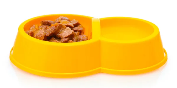 Tigela amarela com comida de gato e água isolada em branco — Fotografia de Stock