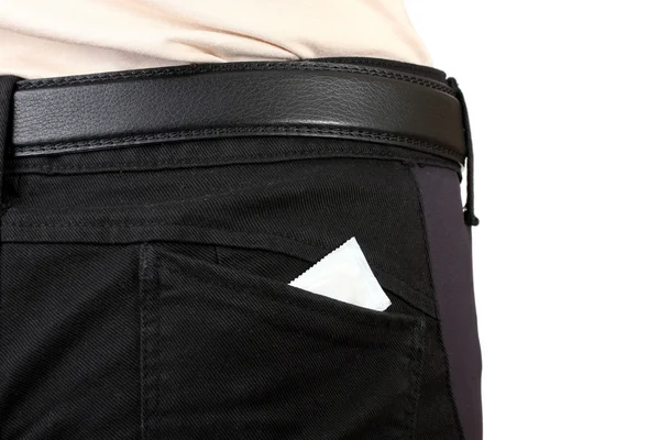Preservativo nella tasca di jeans neri su bianco — Foto Stock