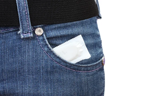 Condoom in de zak van blue jeans op wit — Stockfoto