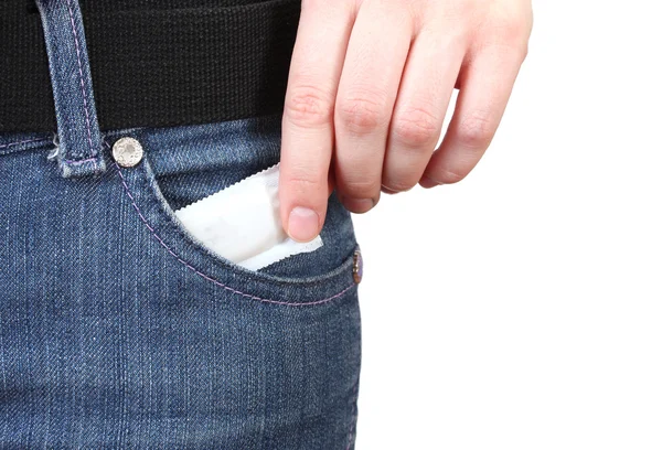 Mädchen zieht Kondom aus Jeanstasche aus nächster Nähe — Stockfoto