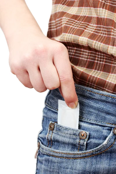 Fille retirant préservatif de sa poche de jeans gros plan — Photo