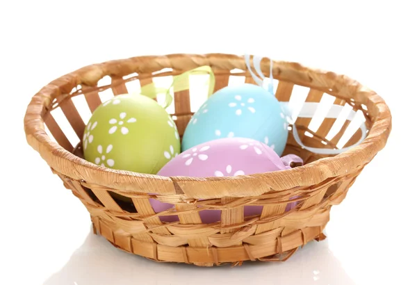 Huevos coloridos de Pascua en cesta aislados en blanco —  Fotos de Stock