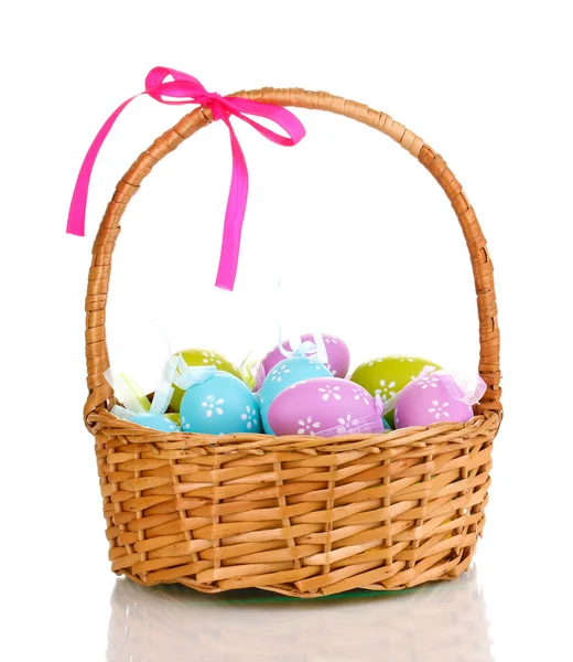 Sepette Beyaz izole renkli Paskalya yumurtaları — Stok fotoğraf