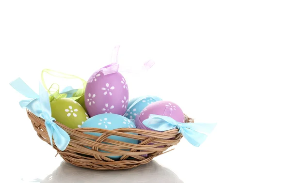 Színes Húsvét ikra-ban elszigetelt fehér kosár — Stock Fotó