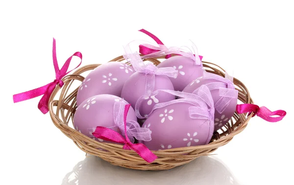 Uova di Pasqua variopinte in cesto isolato su bianco — Foto Stock