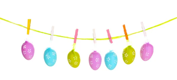 Œufs de Pâques colorés suspendus sur des rubans isolés sur du blanc — Photo