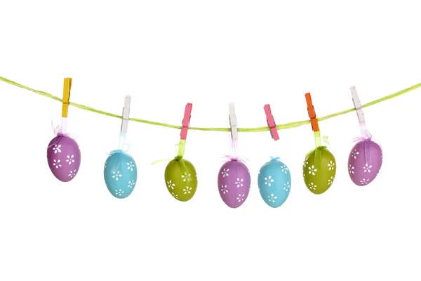 Kleurrijke paaseieren opknoping op linten geïsoleerd op wit — Stockfoto