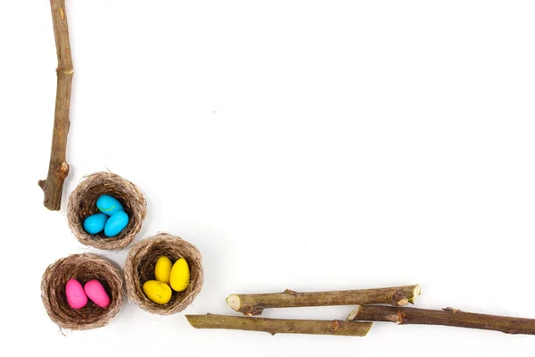 Ouă colorate de Paște în cuiburi izolate pe alb — Fotografie, imagine de stoc
