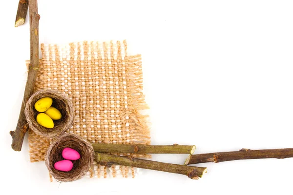 Huevos coloridos de Pascua en nidos aislados en blanco — Foto de Stock
