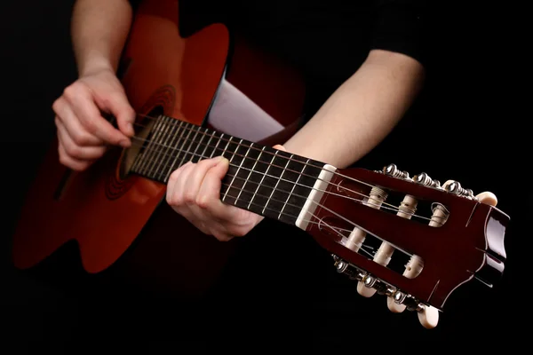 Гитара в руках изолированы на черный — стоковое фото