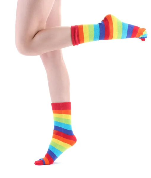 Renkli çizgili çorap üzerine beyaz izole kadın ayakları — Stok fotoğraf