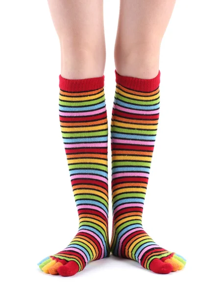 Жіночі ноги в барвистих смугастих шкарпетках ізольовані на білому — стокове фото