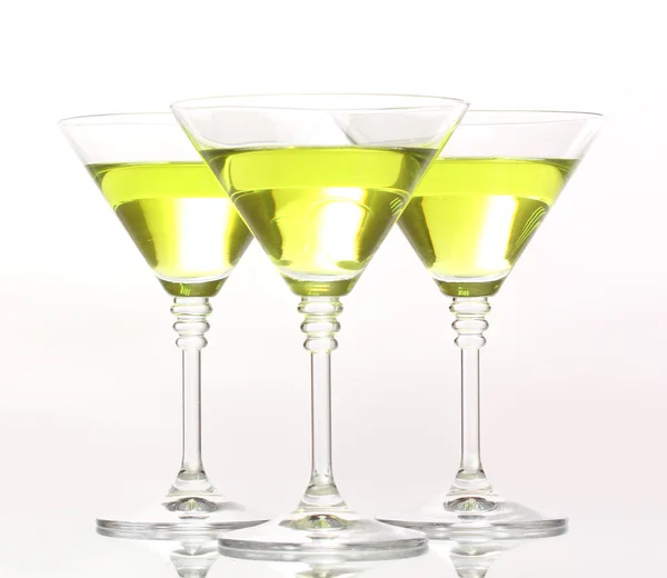 Желтый коктейль в бокалах мартини, изолированных на белом — стоковое фото