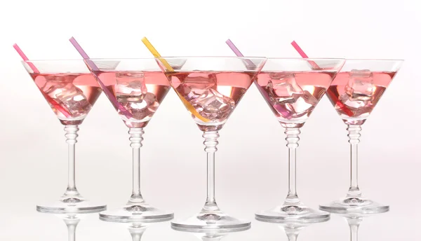 Cocktail rouge dans des verres à martini isolés sur blanc — Photo