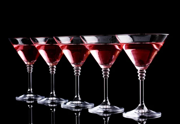 Roter Cocktail in Martini-Gläsern isoliert auf schwarz — Stockfoto