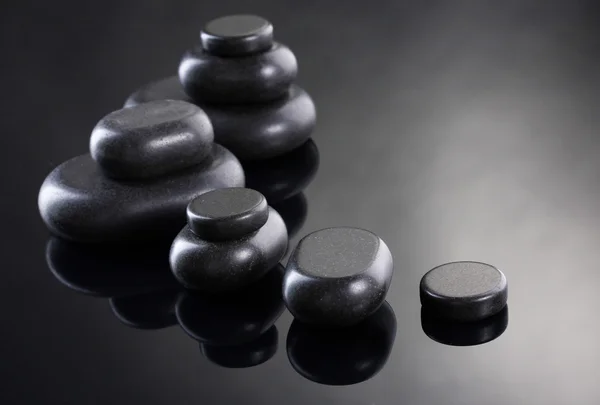 Wellness Steine auf grauem Hintergrund — Stockfoto