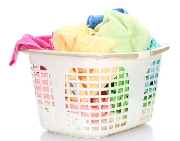 Plastikkorb mit hellen Handtüchern isoliert auf weiß — Stockfoto