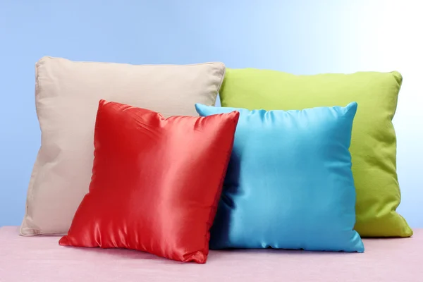 Яркие подушки на голубом фоне — стоковое фото