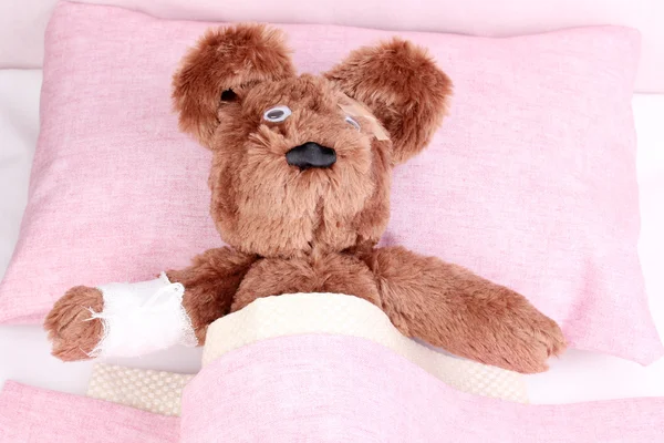 Chory niedźwiedź w łóżku — Zdjęcie stockowe