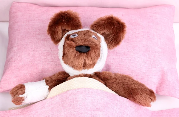 Sjukt björnen i sängen — Stockfoto