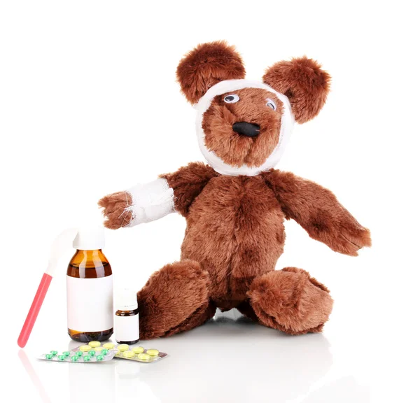 Urso doente envolto com bandagem isolada em branco — Fotografia de Stock