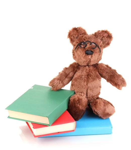 Сидящая медвежья игрушка с книгами, изолированными на белом — стоковое фото