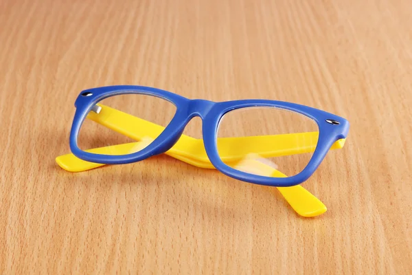 Belles lunettes de couleur sur fond en bois — Photo