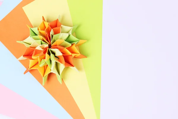 Цветные оригами и яркая бумага — стоковое фото