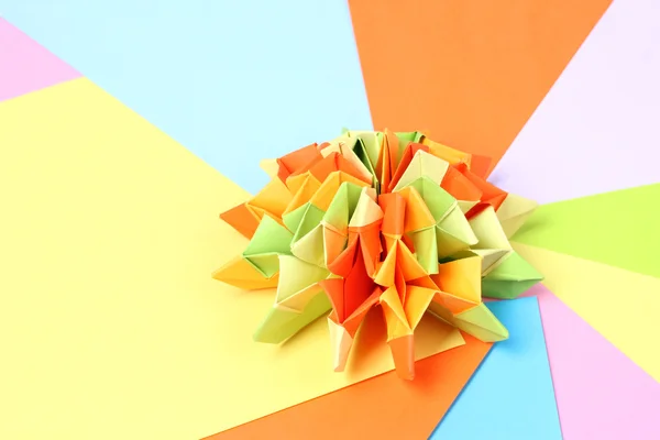Цветные оригами на ярком бумажном фоне — стоковое фото