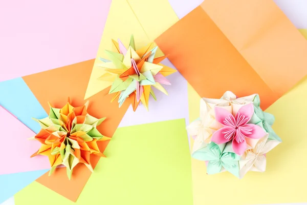 Colorido origami kusudamas sobre fondo de papel brillante — Foto de Stock