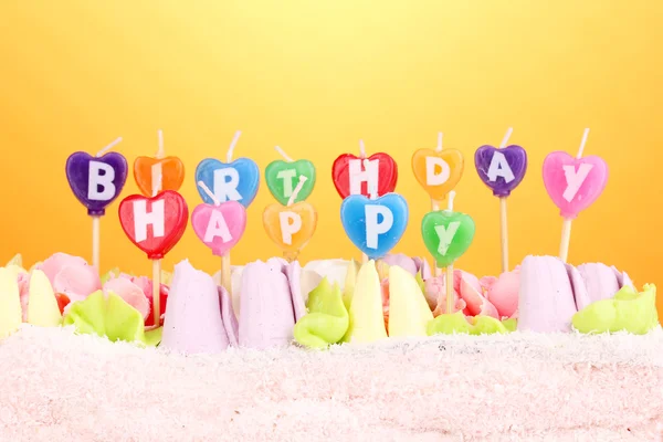 Torta di compleanno con candele su sfondo giallo — Foto Stock