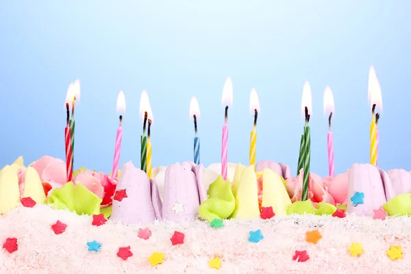 Bolo de aniversário com velas no fundo azul — Fotografia de Stock