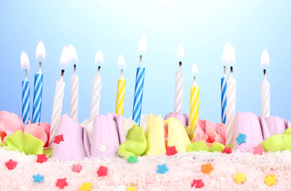Праздничный торт со свечами на синем фоне — стоковое фото