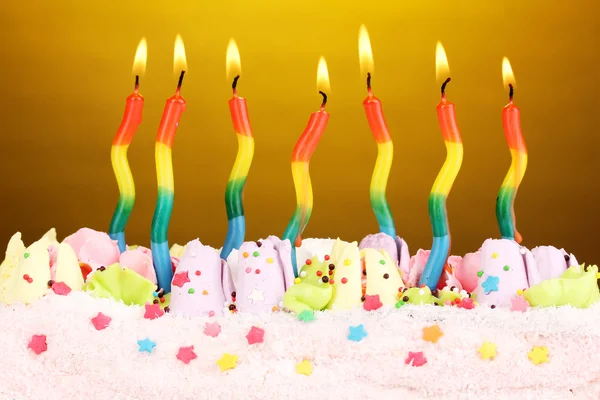 Tort urodzinowy z świece na brązowym tle — Zdjęcie stockowe