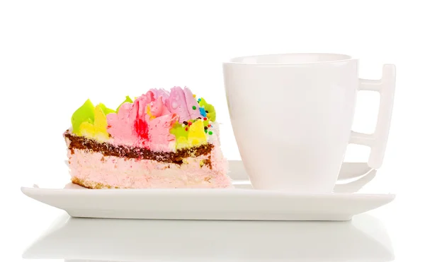 Cremige Kuchen und Tasse isoliert auf weiß — Stockfoto