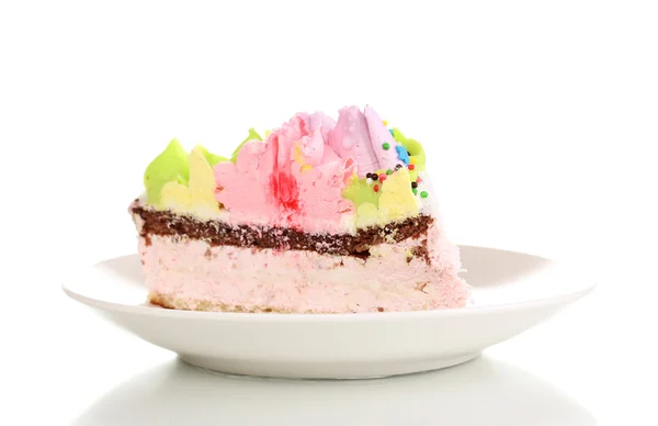 Romige taart op schotel geïsoleerd op wit — Stockfoto
