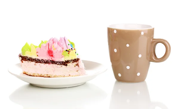 Kremowe ciasto i kubek na białym tle — Zdjęcie stockowe