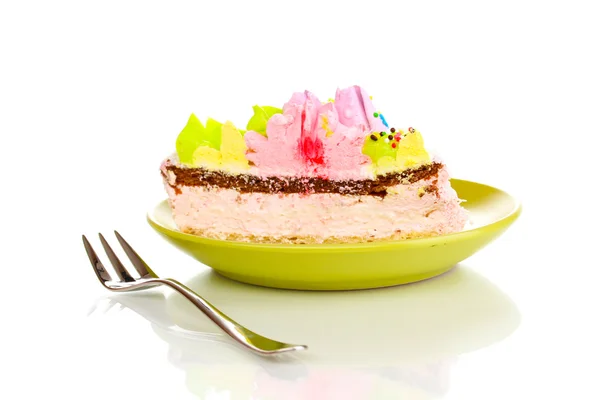 Kremowe ciasto na talerzyk na białym tle — Zdjęcie stockowe