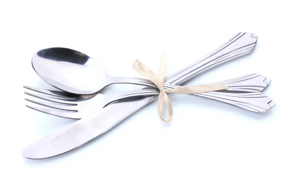 Серебряная вилка, ложка и нож, завязанные лентой, изолированные на белом — стоковое фото