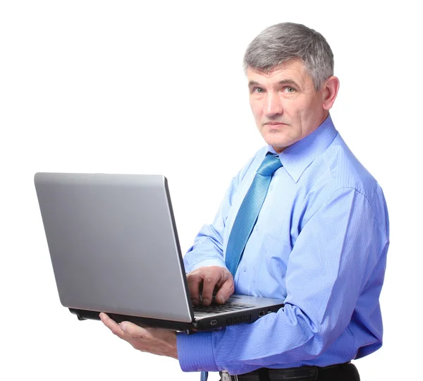 Geschäftsmann hält einen Laptop isoliert auf weiß — Stockfoto