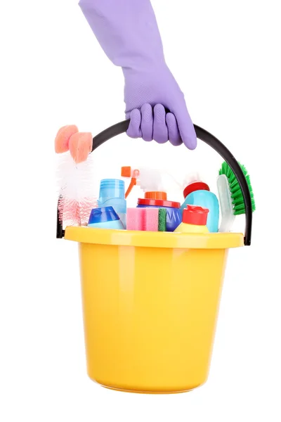 Secchio con oggetti di pulizia in mano isolato su bianco — Foto Stock