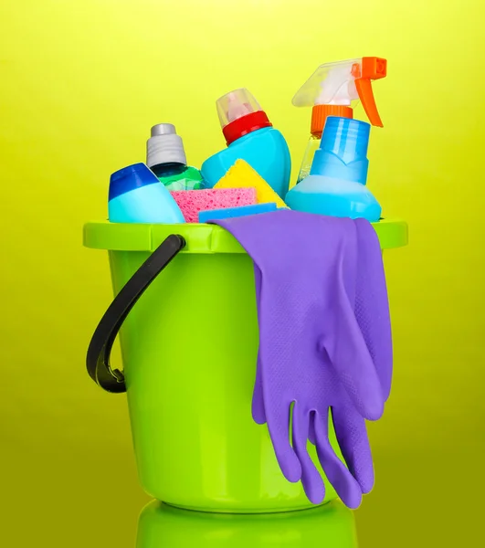緑の背景色のアイテム洗浄のバケツします。 — ストック写真