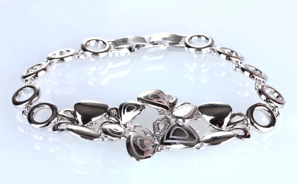 Schönes Silberarmband mit Edelsteinen isoliert auf weiß — Stockfoto