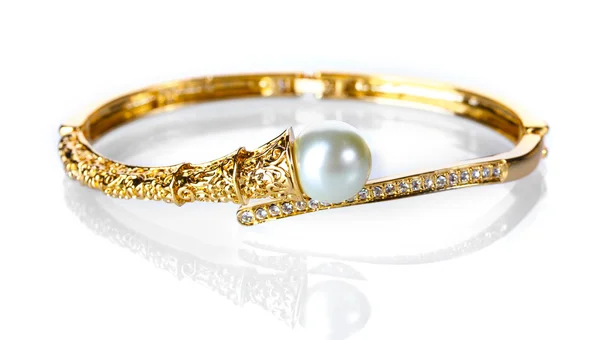 美丽金手链配上孤立上白色的明珠 — 图库照片