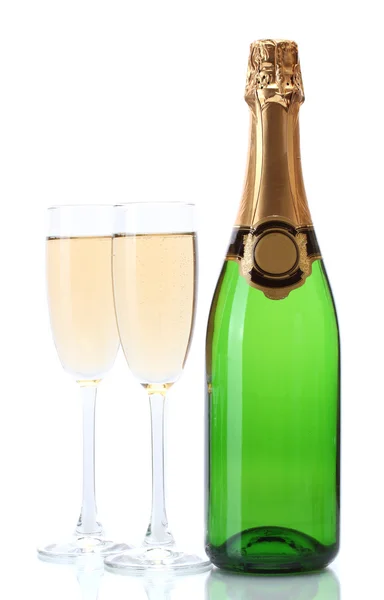 Бокалы и бутылка шампанского изолированы на белом — стоковое фото