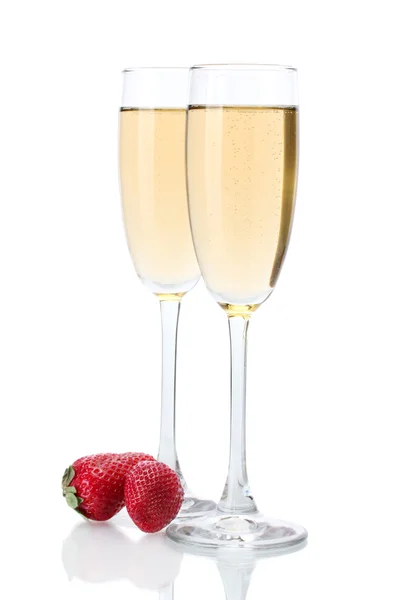 Copas de champán y fresas aisladas sobre un blanco —  Fotos de Stock