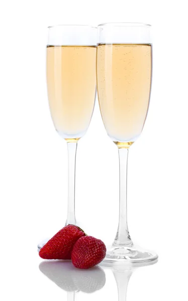 香槟和草莓孤立在一张白纸的眼镜 — 图库照片